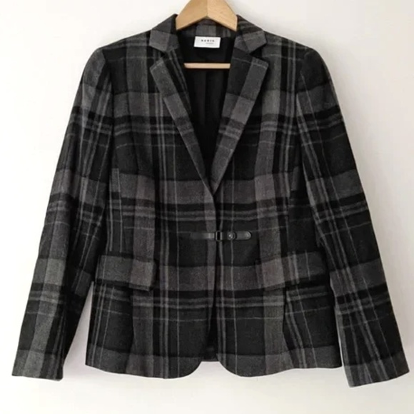 AKRIS Punto  Lovely, charcoal, plaid blazer. 100% wool.   Medium. - Picture 2 of 11